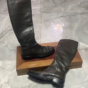 Elegant Gray Heeled Boots